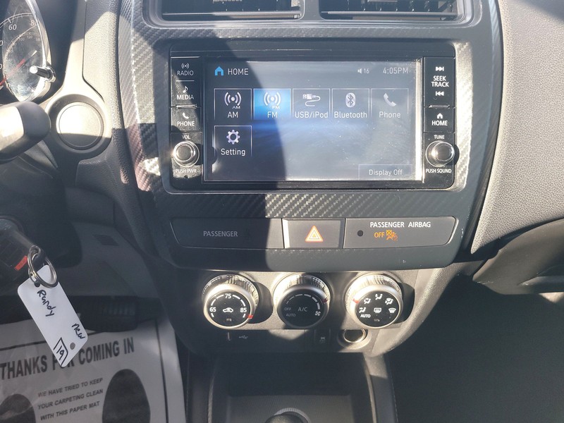 Mitsubishi Outlander Sport Vehicle Full-screen Gallery Image 12