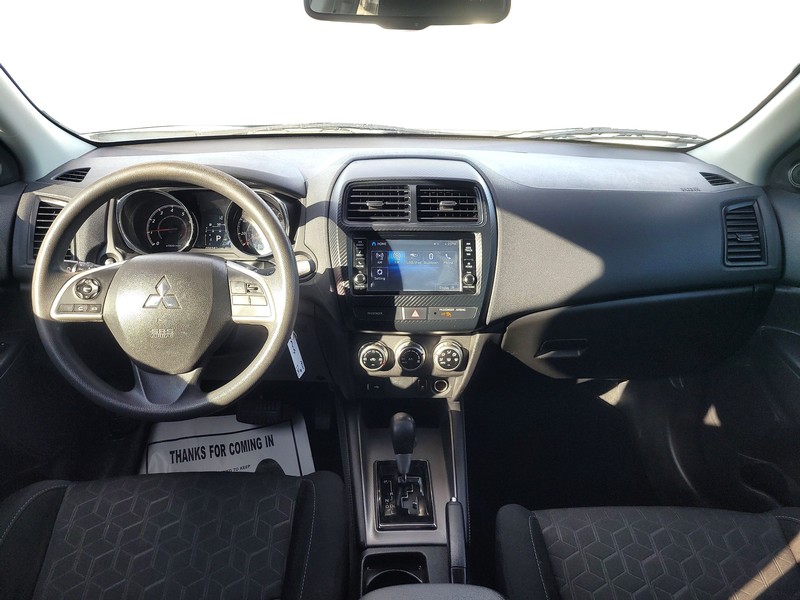 Mitsubishi Outlander Sport Vehicle Full-screen Gallery Image 16