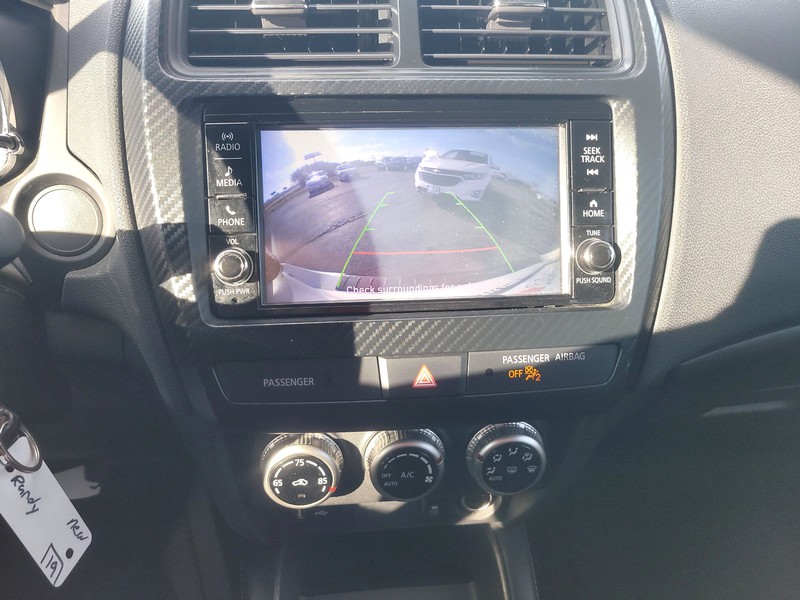 Mitsubishi Outlander Sport Vehicle Full-screen Gallery Image 17