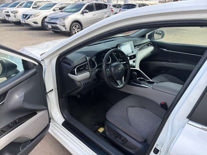 Toyota Camry Vehicle Full-screen Gallery Image 09