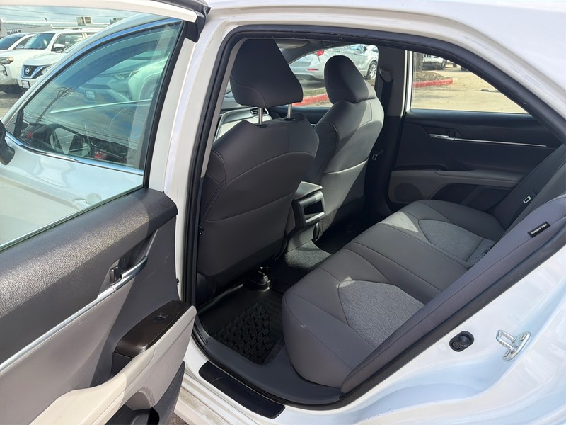 Toyota Camry Vehicle Full-screen Gallery Image 10