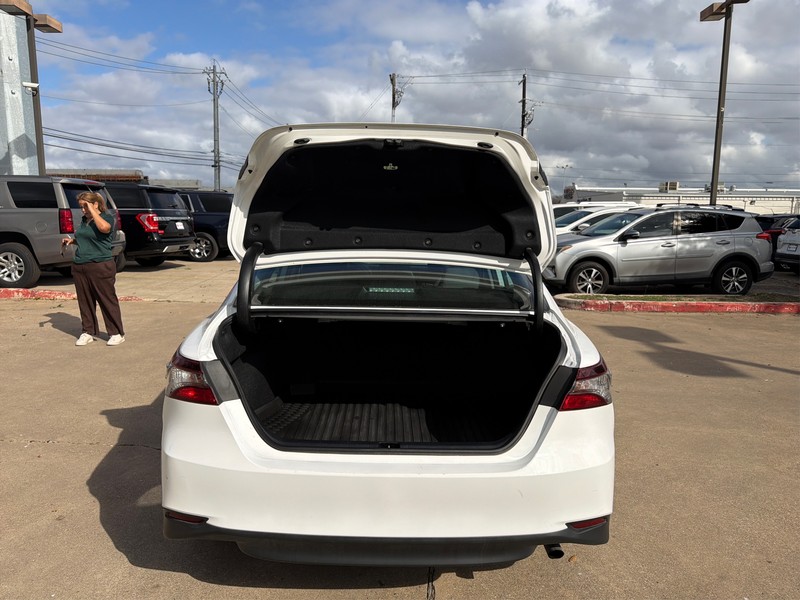 Toyota Camry Vehicle Full-screen Gallery Image 11