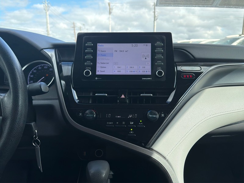 Toyota Camry Vehicle Full-screen Gallery Image 12