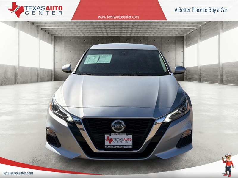 Nissan Altima Vehicle Full-screen Gallery Image 03