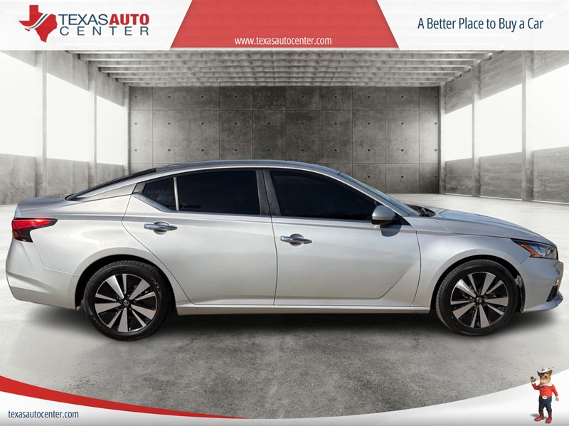 Nissan Altima Vehicle Full-screen Gallery Image 04