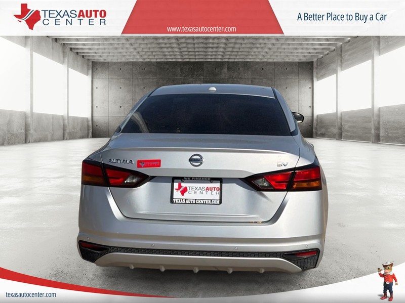 Nissan Altima Vehicle Full-screen Gallery Image 06