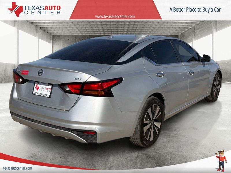 Nissan Altima Vehicle Full-screen Gallery Image 07