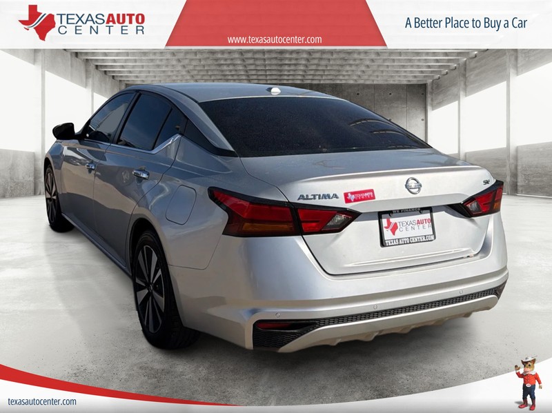 Nissan Altima Vehicle Full-screen Gallery Image 08