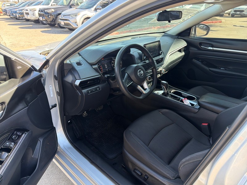 Nissan Altima Vehicle Full-screen Gallery Image 09