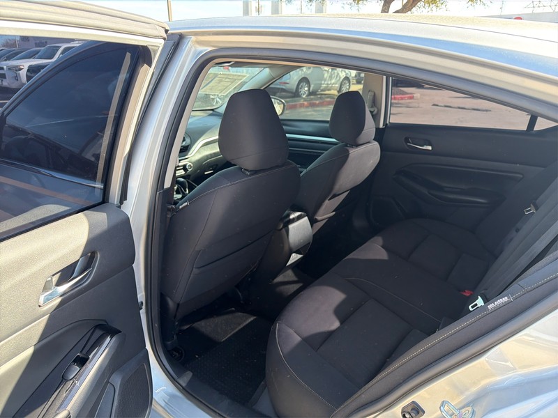 Nissan Altima Vehicle Full-screen Gallery Image 10