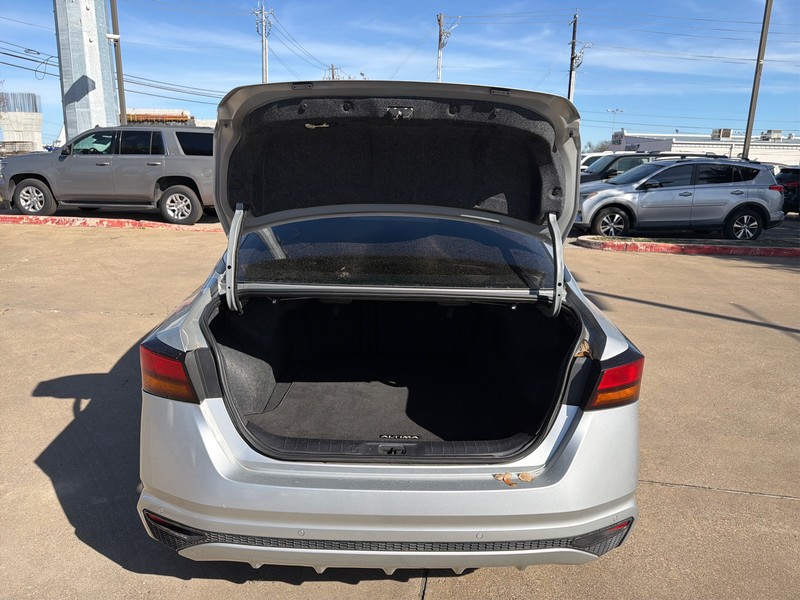 Nissan Altima Vehicle Full-screen Gallery Image 11