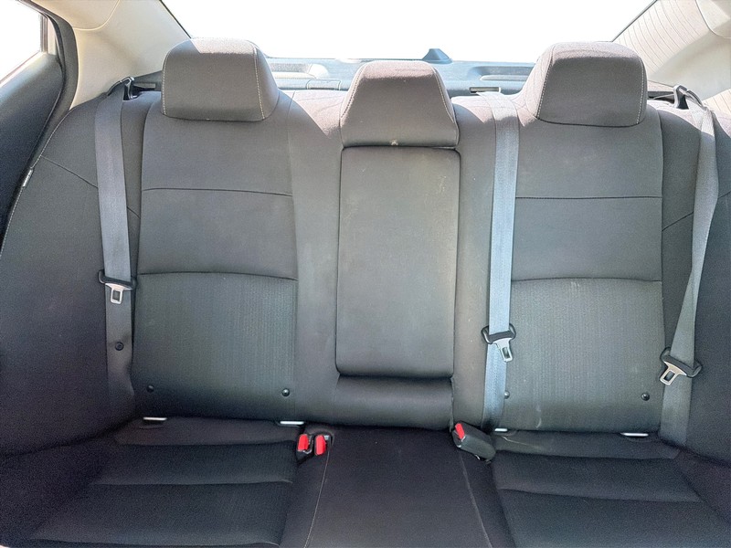 Nissan Altima Vehicle Full-screen Gallery Image 13