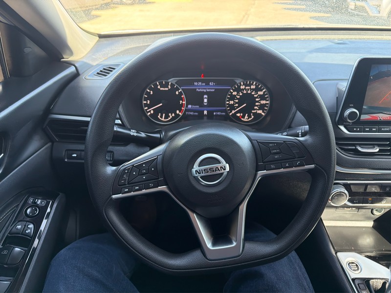 Nissan Altima Vehicle Full-screen Gallery Image 14