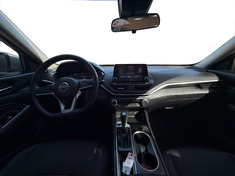 Nissan Altima Vehicle Full-screen Gallery Image 15