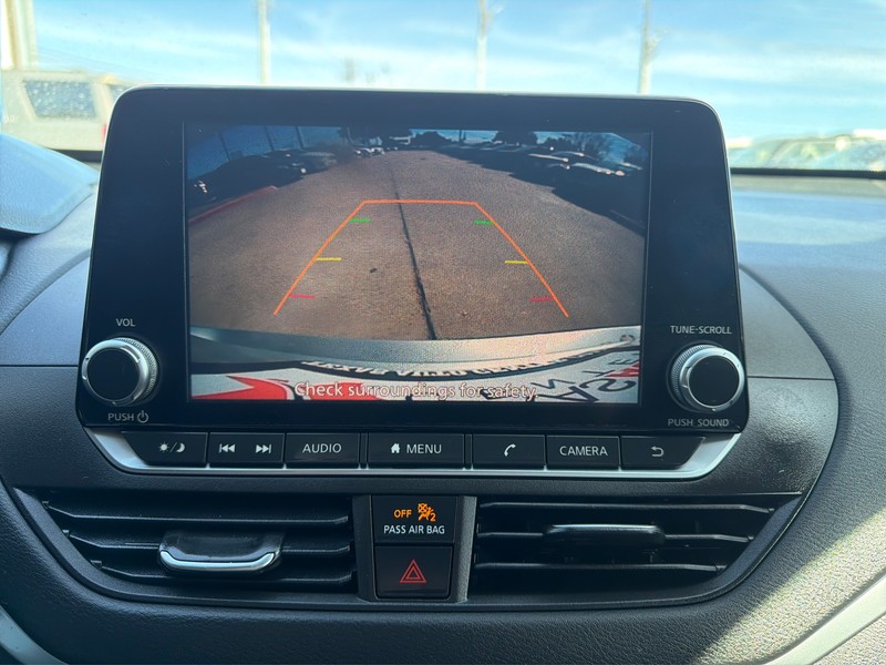 Nissan Altima Vehicle Full-screen Gallery Image 17