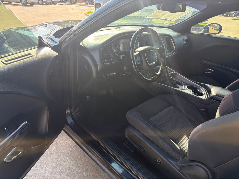 Dodge Challenger Vehicle Full-screen Gallery Image 09