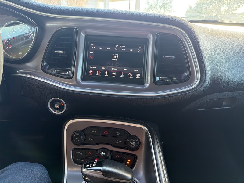 Dodge Challenger Vehicle Full-screen Gallery Image 11