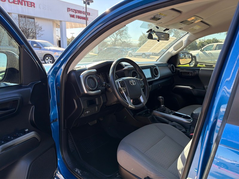 Toyota Tacoma Vehicle Full-screen Gallery Image 09