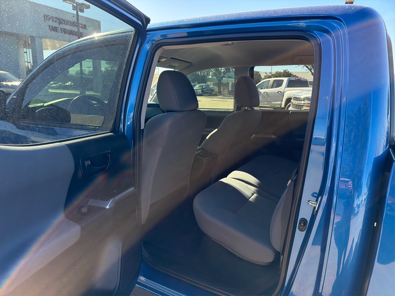 Toyota Tacoma Vehicle Full-screen Gallery Image 10