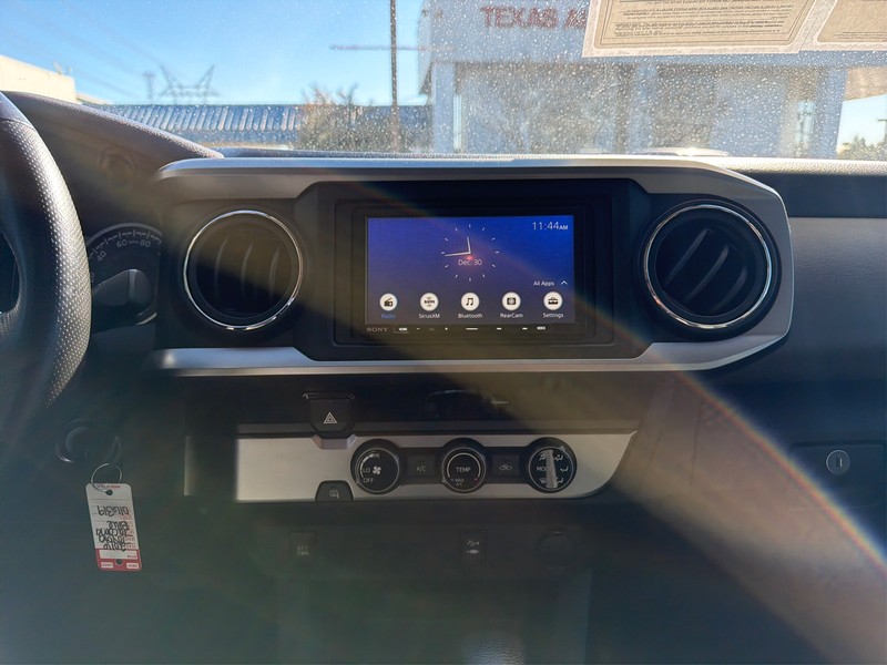 Toyota Tacoma Vehicle Full-screen Gallery Image 12