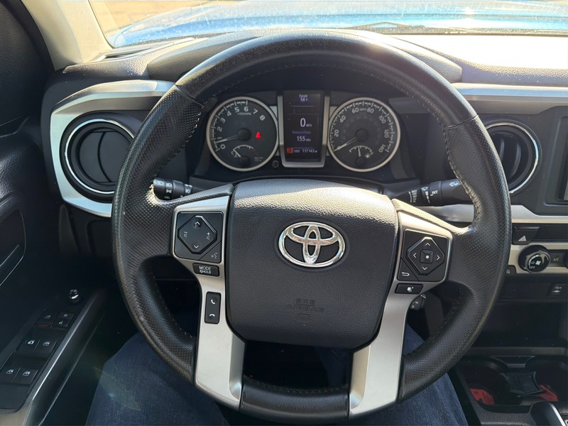 Toyota Tacoma Vehicle Full-screen Gallery Image 14