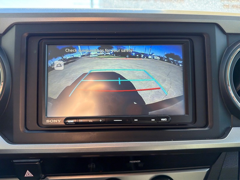 Toyota Tacoma Vehicle Full-screen Gallery Image 17