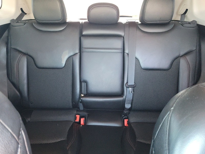 Jeep Compass Vehicle Full-screen Gallery Image 12