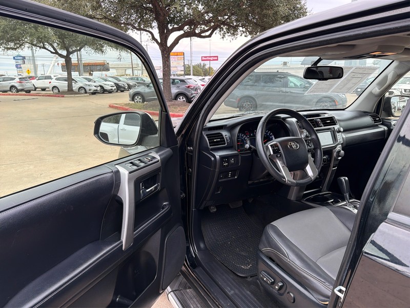 Toyota 4Runner Vehicle Full-screen Gallery Image 09