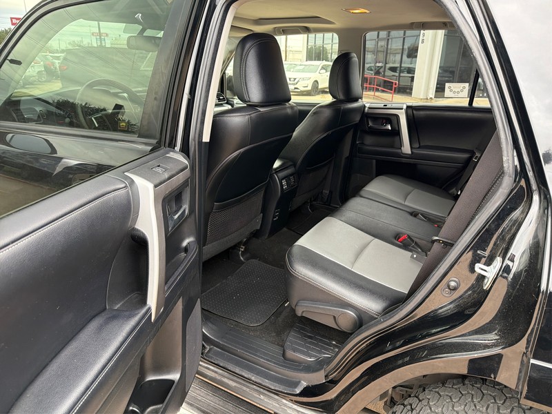 Toyota 4Runner Vehicle Full-screen Gallery Image 10