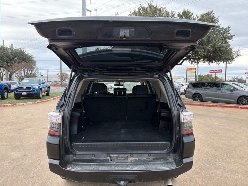 Toyota 4Runner Vehicle Full-screen Gallery Image 11