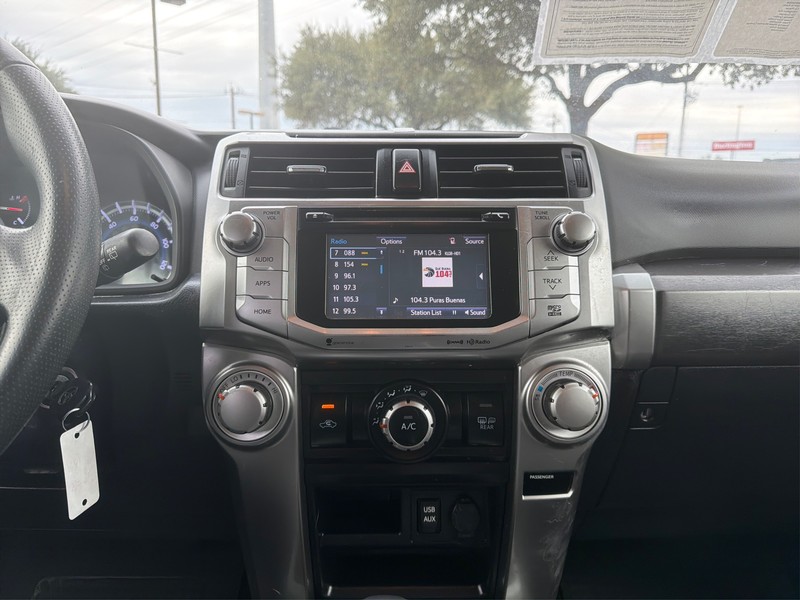 Toyota 4Runner Vehicle Full-screen Gallery Image 12