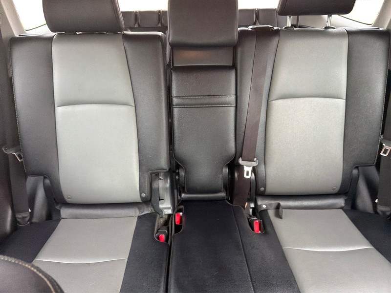 Toyota 4Runner Vehicle Full-screen Gallery Image 13