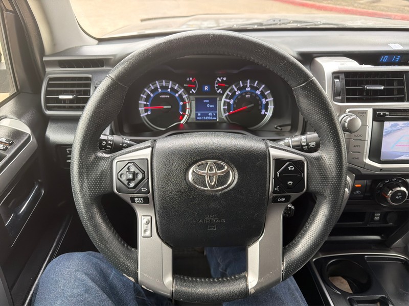 Toyota 4Runner Vehicle Full-screen Gallery Image 14