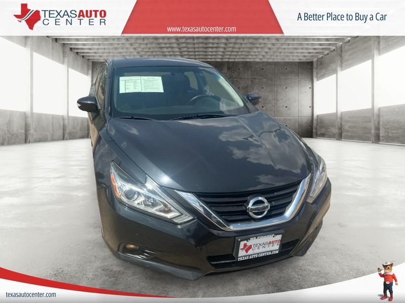 Nissan Altima Vehicle Full-screen Gallery Image 01