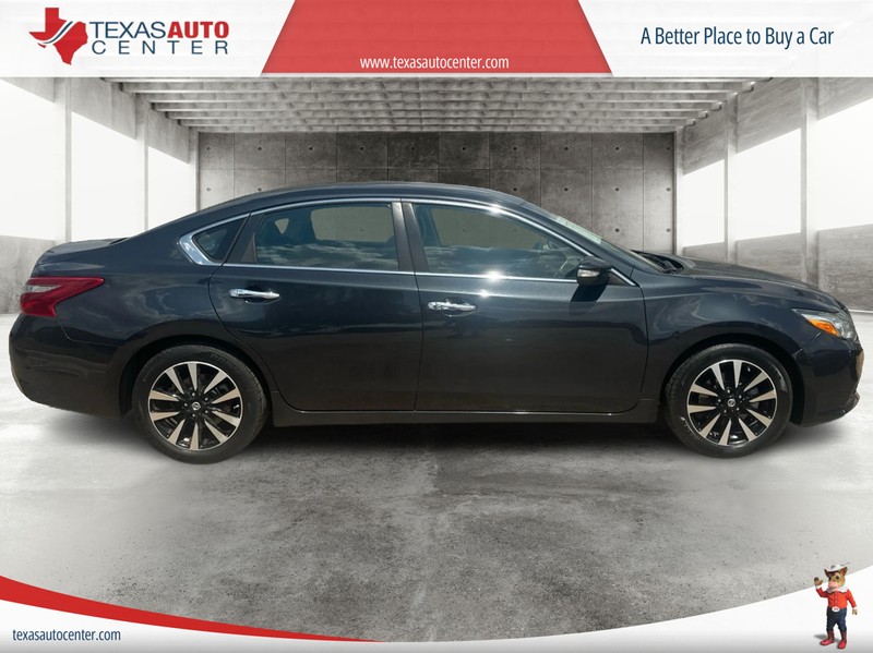 Nissan Altima Vehicle Full-screen Gallery Image 04