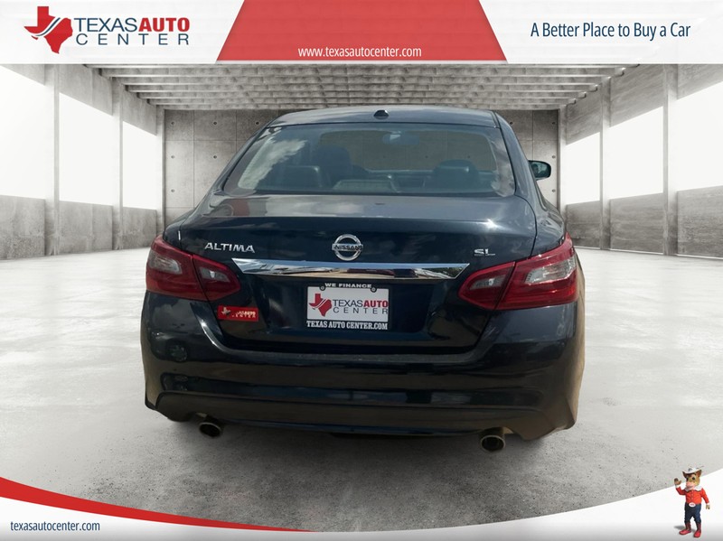 Nissan Altima Vehicle Full-screen Gallery Image 05