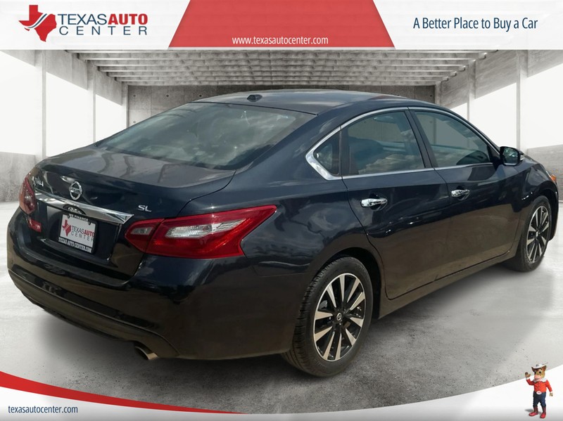 Nissan Altima Vehicle Full-screen Gallery Image 06