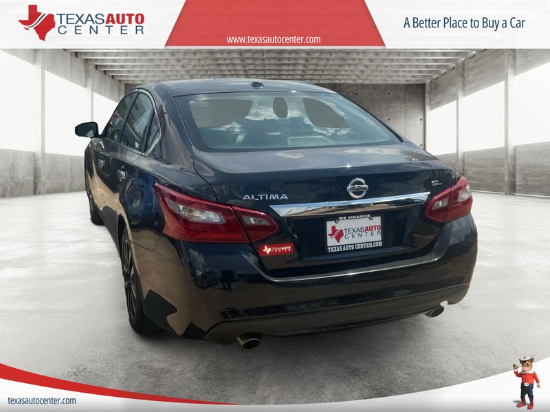 Nissan Altima Vehicle Full-screen Gallery Image 07