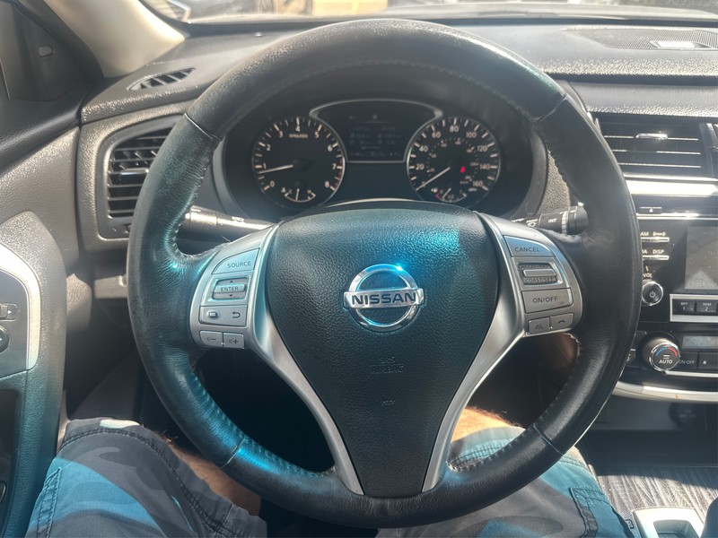 Nissan Altima Vehicle Full-screen Gallery Image 13