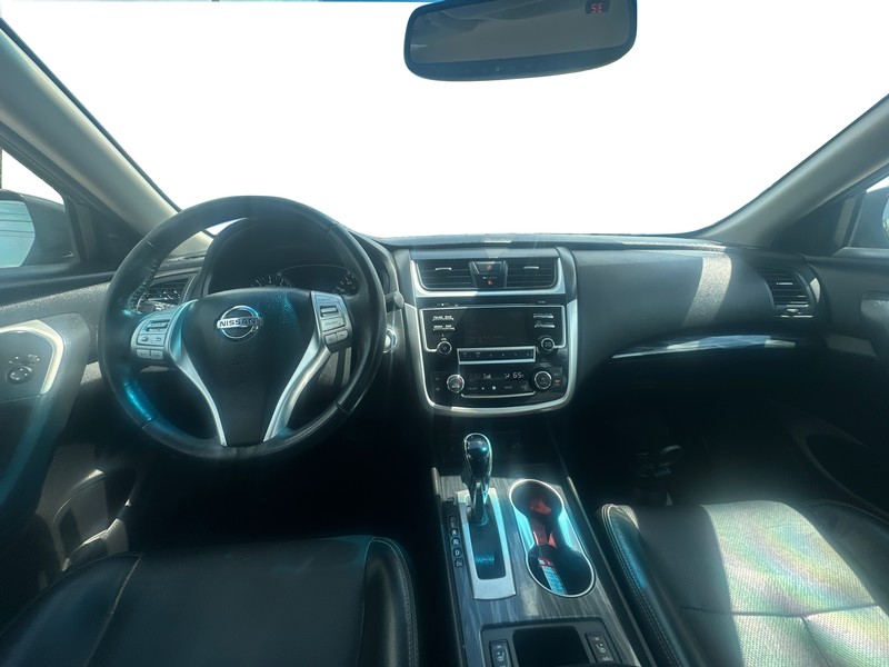 Nissan Altima Vehicle Full-screen Gallery Image 14