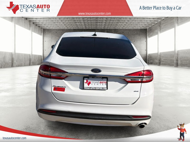 Ford Fusion Vehicle Full-screen Gallery Image 06