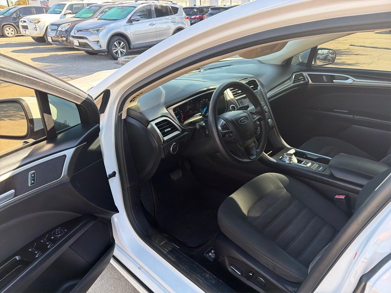 Ford Fusion Vehicle Full-screen Gallery Image 09