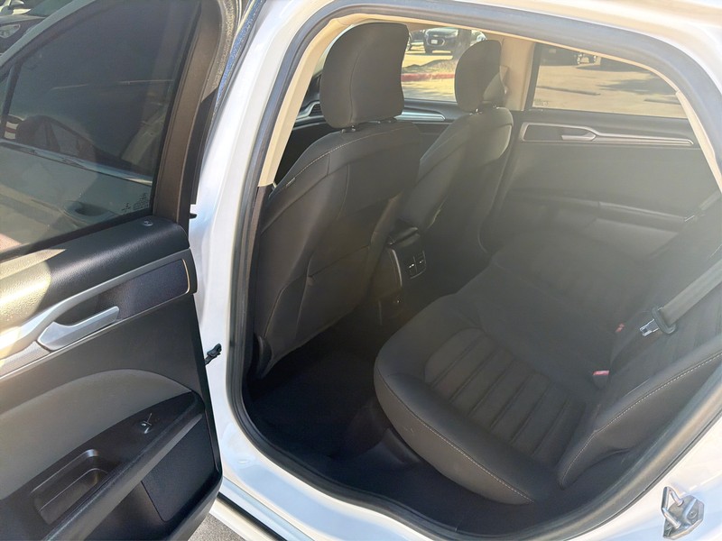 Ford Fusion Vehicle Full-screen Gallery Image 10