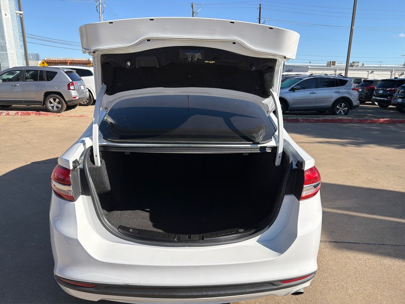 Ford Fusion Vehicle Full-screen Gallery Image 11