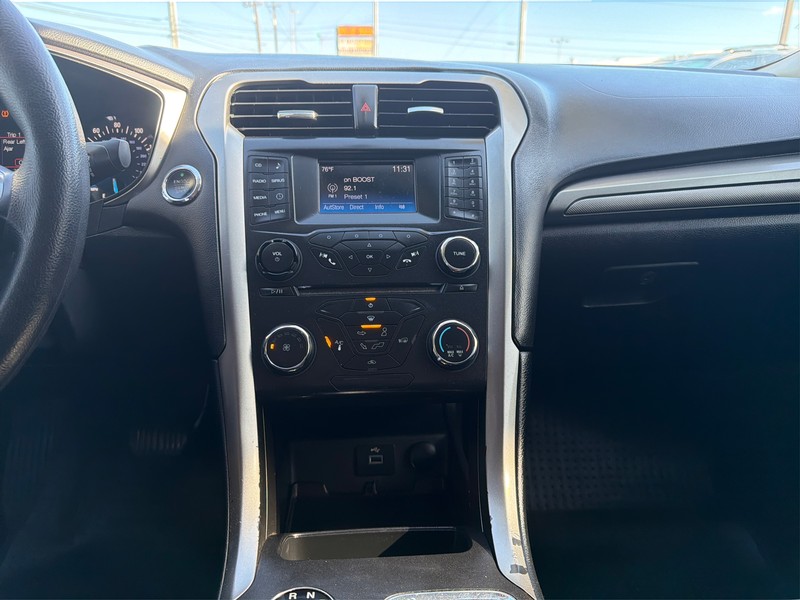 Ford Fusion Vehicle Full-screen Gallery Image 12