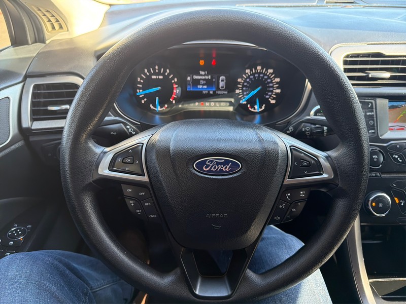 Ford Fusion Vehicle Full-screen Gallery Image 14