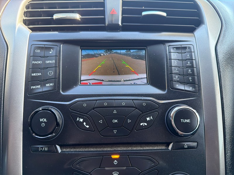 Ford Fusion Vehicle Full-screen Gallery Image 17