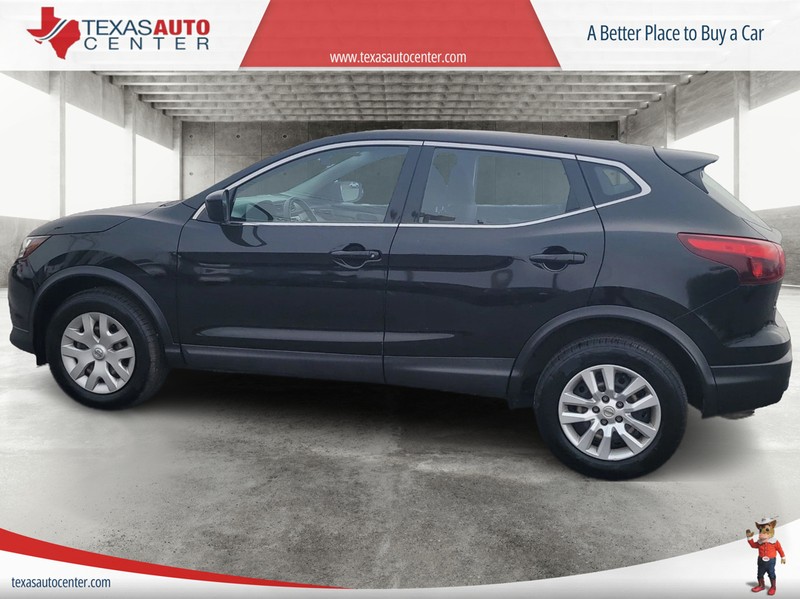 Nissan Rogue Sport Vehicle Full-screen Gallery Image 04