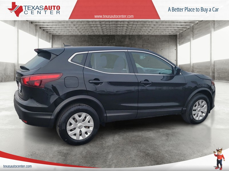 Nissan Rogue Sport Vehicle Full-screen Gallery Image 06