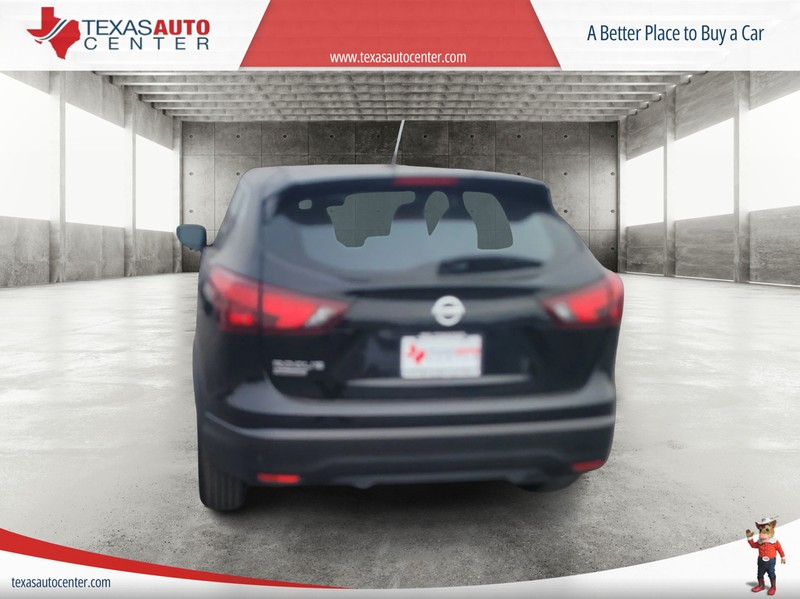 Nissan Rogue Sport Vehicle Full-screen Gallery Image 07